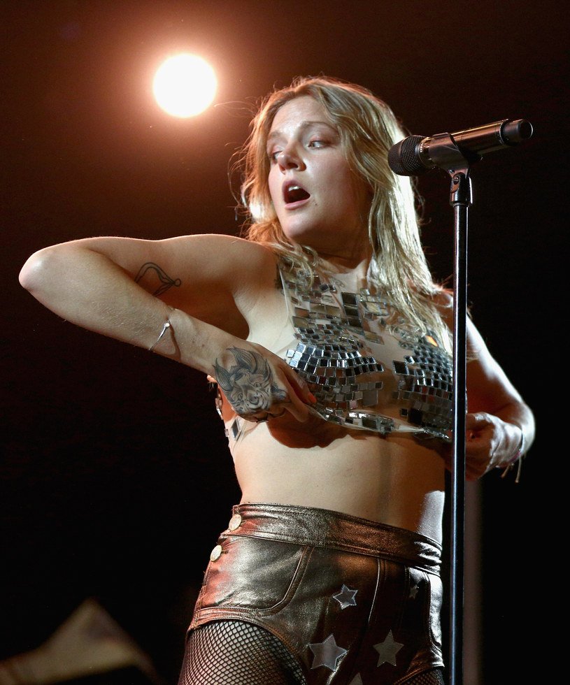 TOVE LO TOPLESS