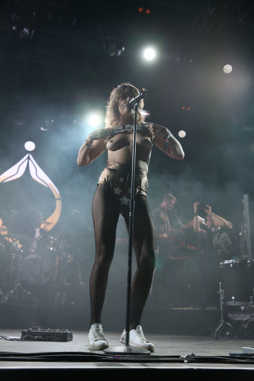 Tove LO FlaShes Crowd