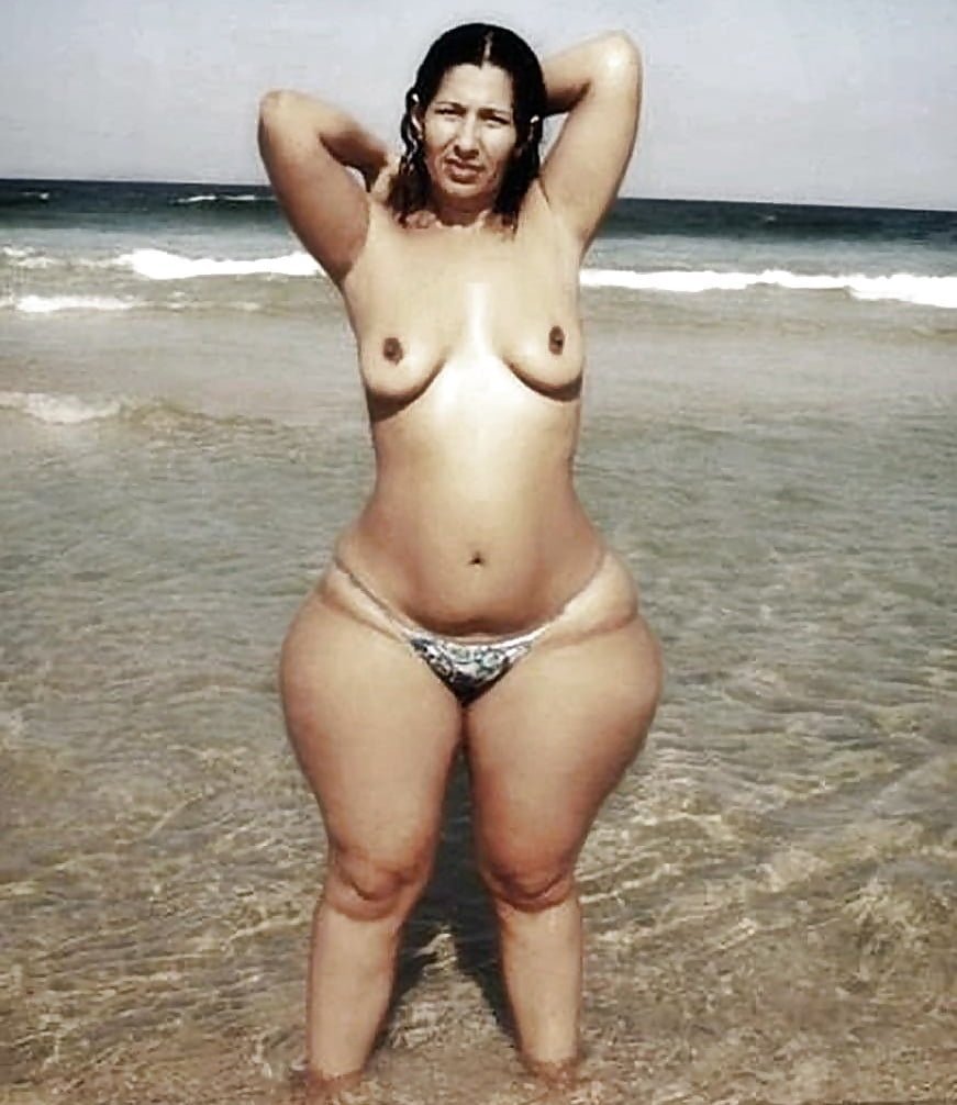 Naked mature with wide hips