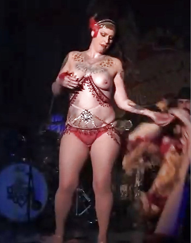 Daniel Kolbi-Kashman striptease
