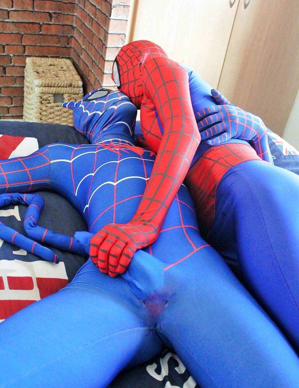 Shaved members in tights