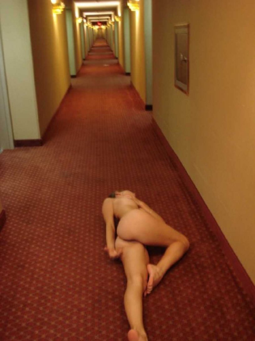 Private nude in the corridor of the hotel