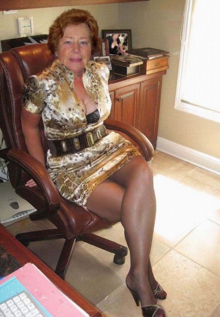 Thick mature in pantyhose