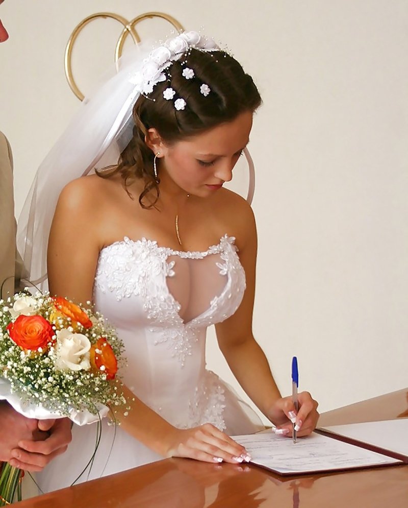 The bride lit her chest naked