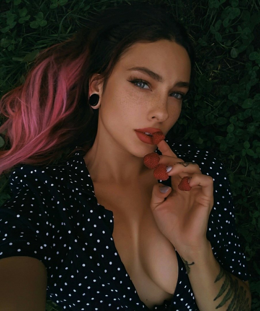 Julia Franz Hot Maxim