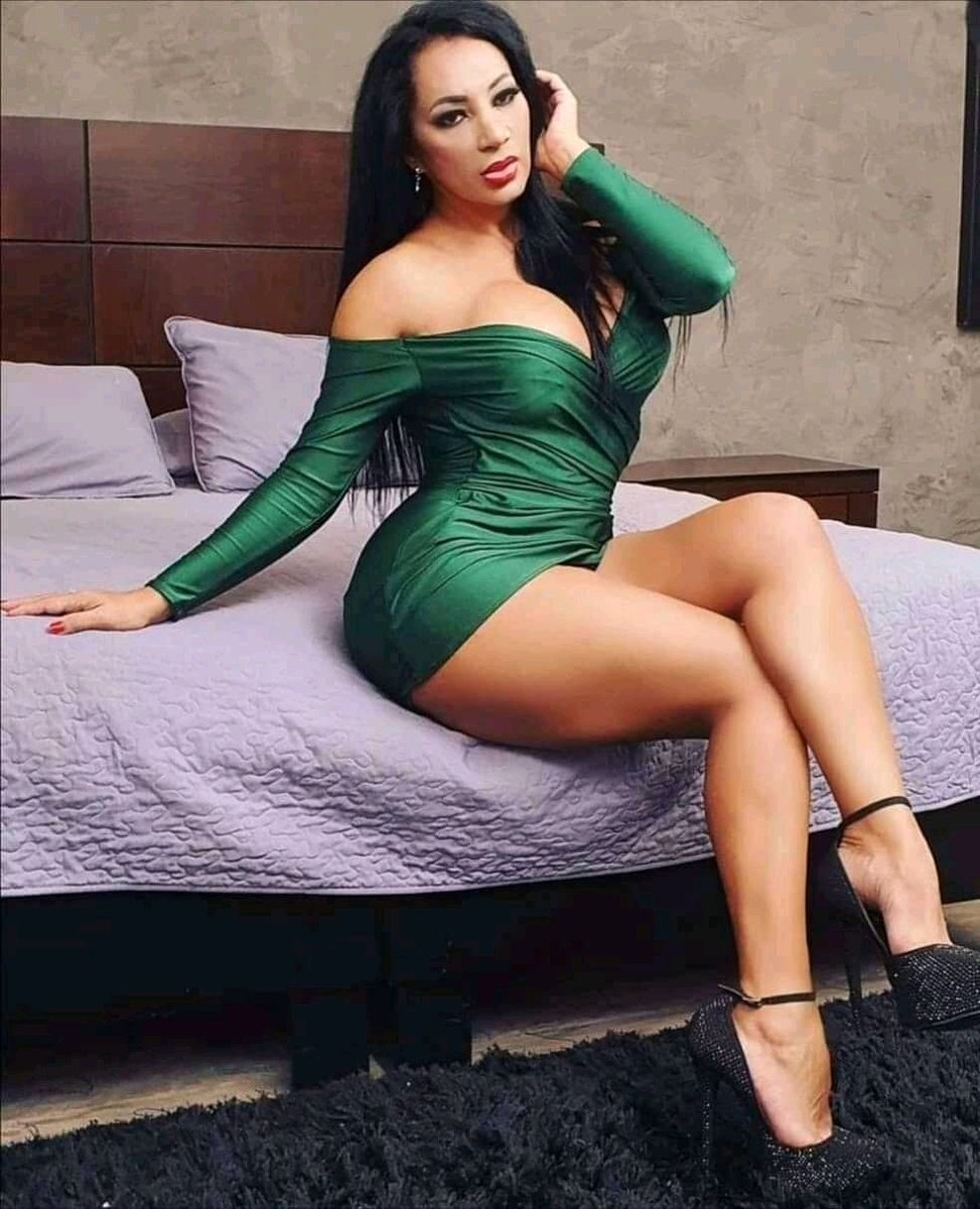 Gali Diva neckline