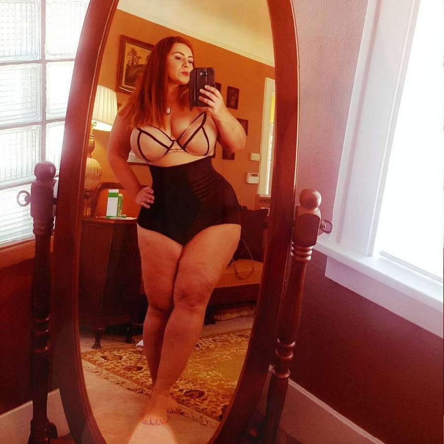 Naked big hips London Andrews