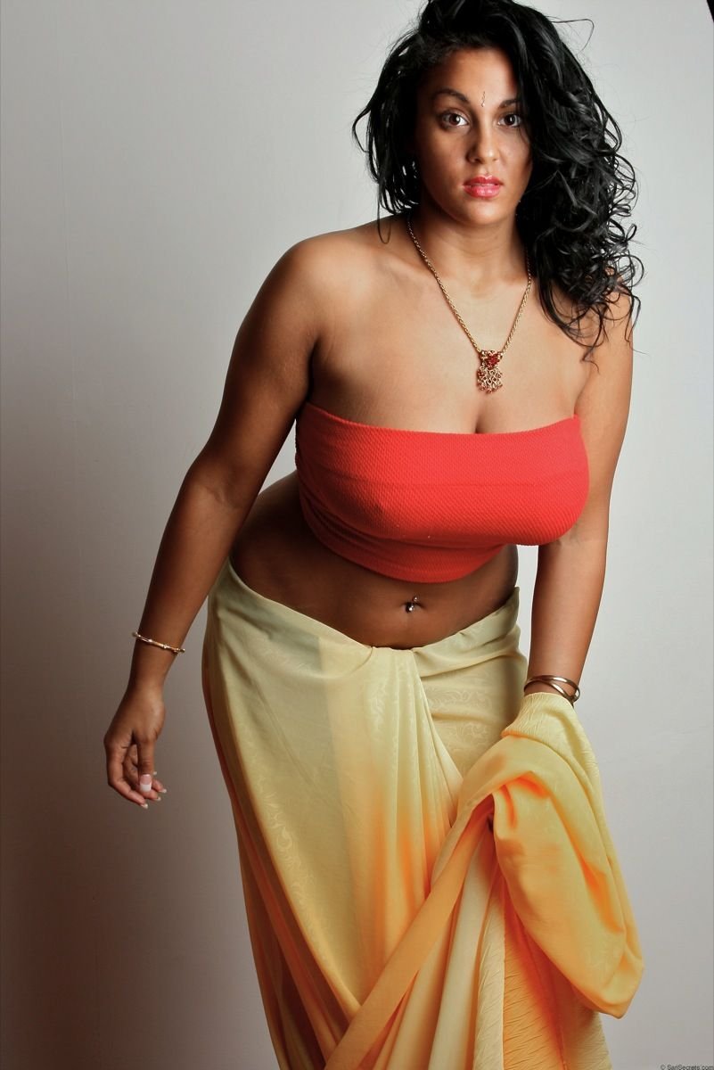 Sanny Leone in Sari Siski