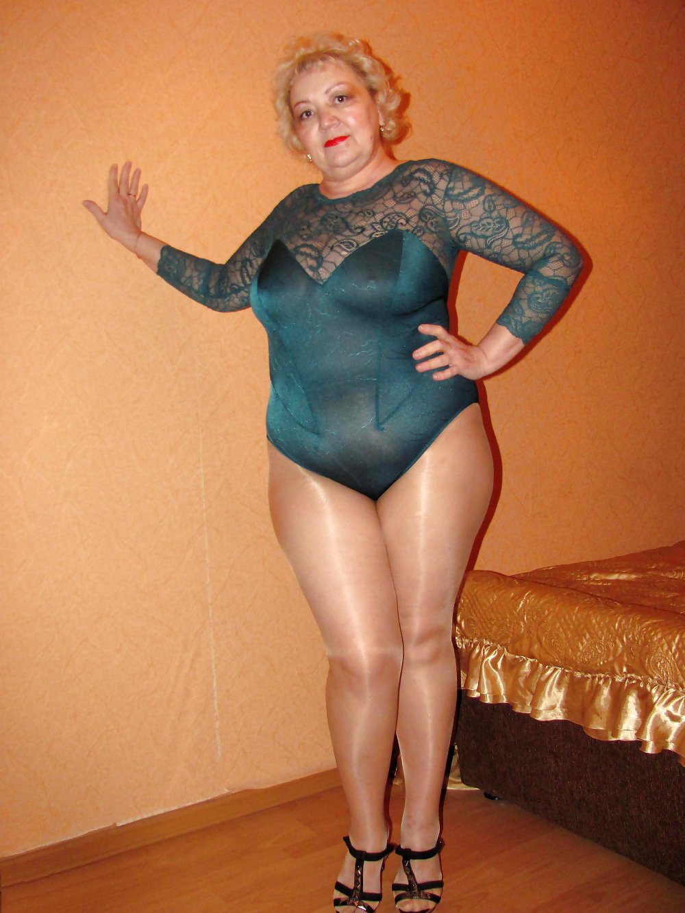 Milfa Alexis Kapaldi Stockings