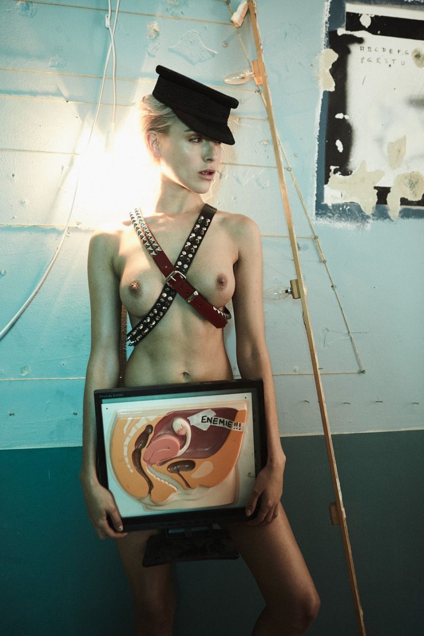 Shalom Harlow Showing Off Her Boobs to a Punker
