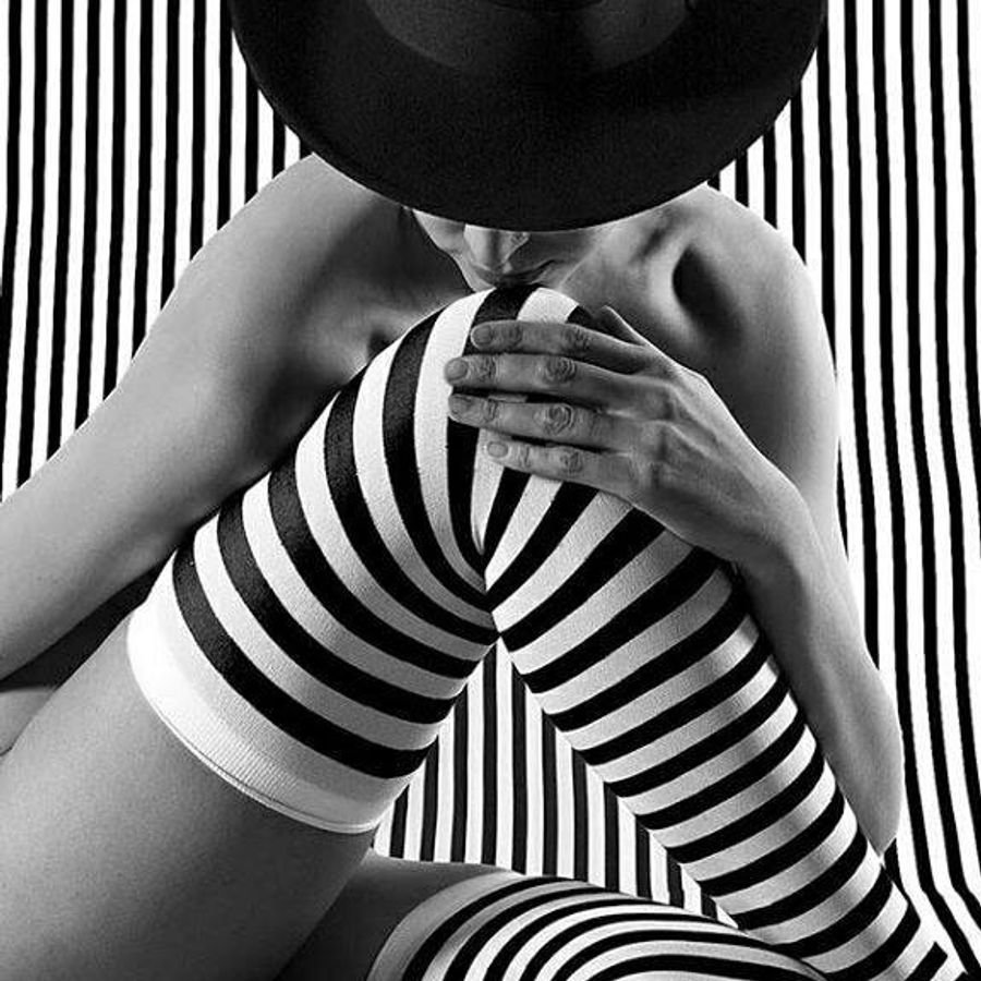 Photo shoot nude in a hat