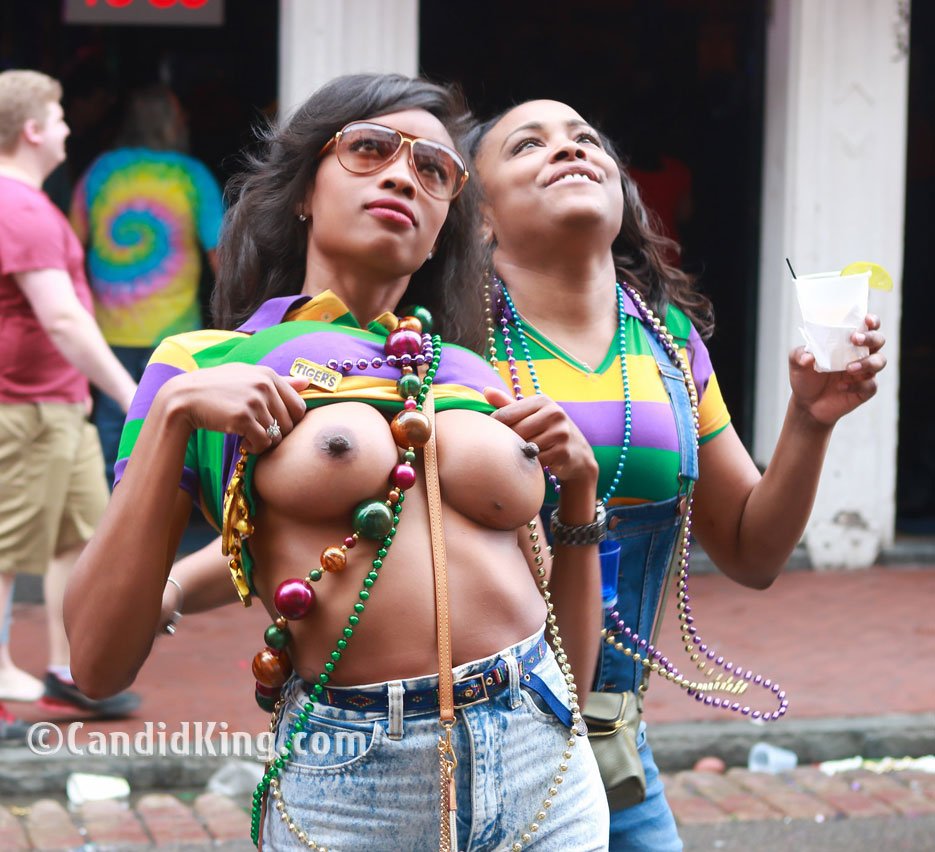 Fantasy Fest-Mardi Gras Mature Pussy Piercing