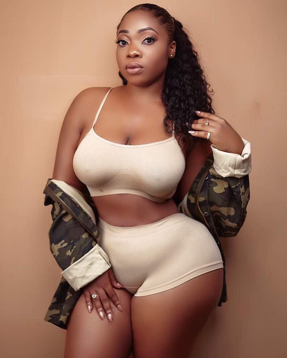 Model Big Black Ebony