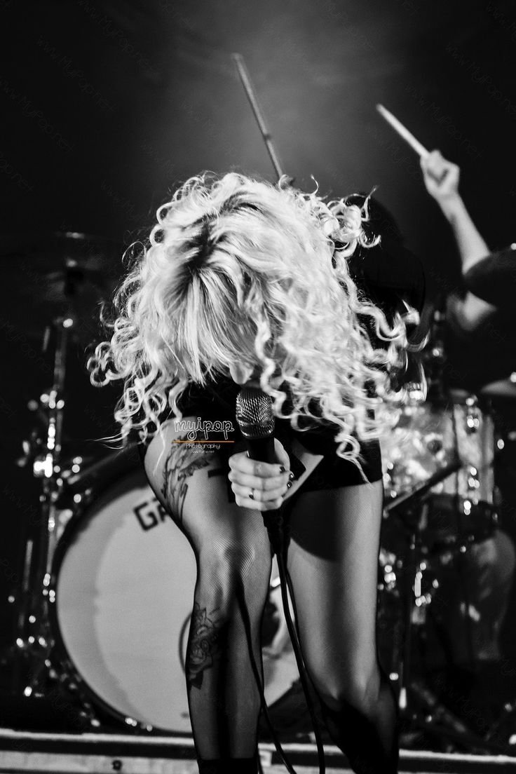 Taylor Momsen Naked on stage