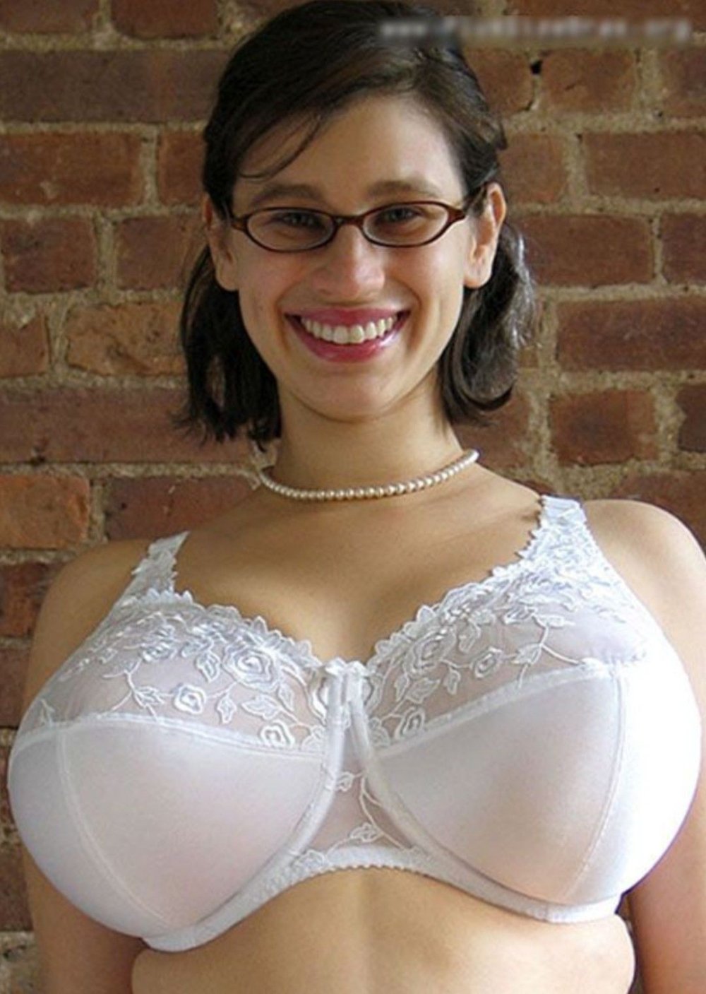 Milena Velba in the bra and without