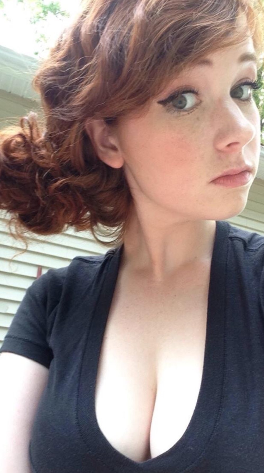 Red -haired girl's red hair puffy