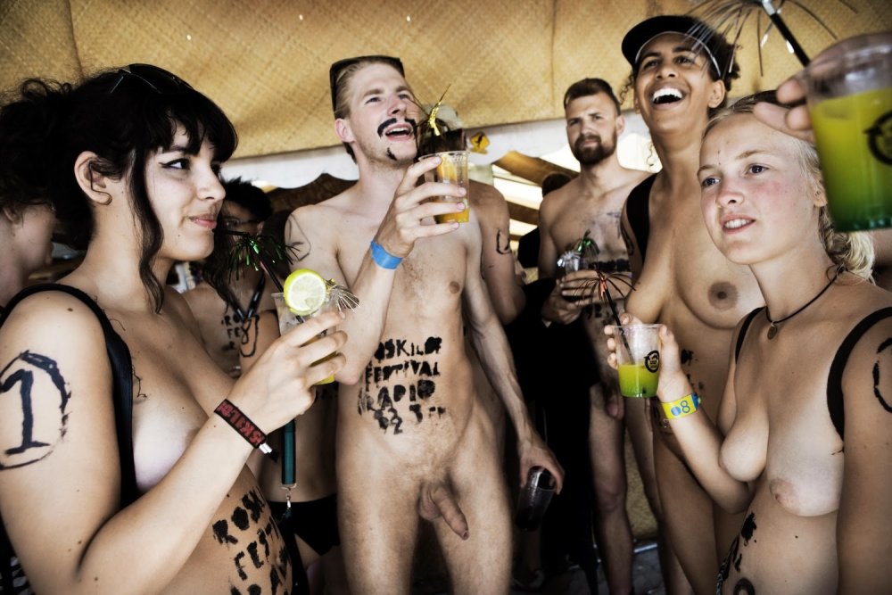 Mass race of naked women
