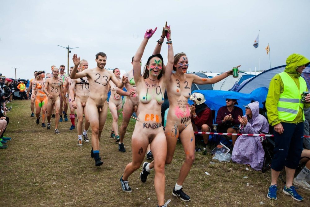 Mass race of naked women