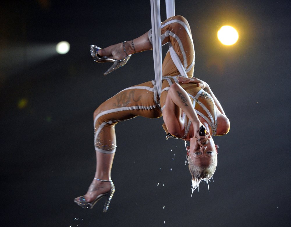 Rihanna masturbate on stage
