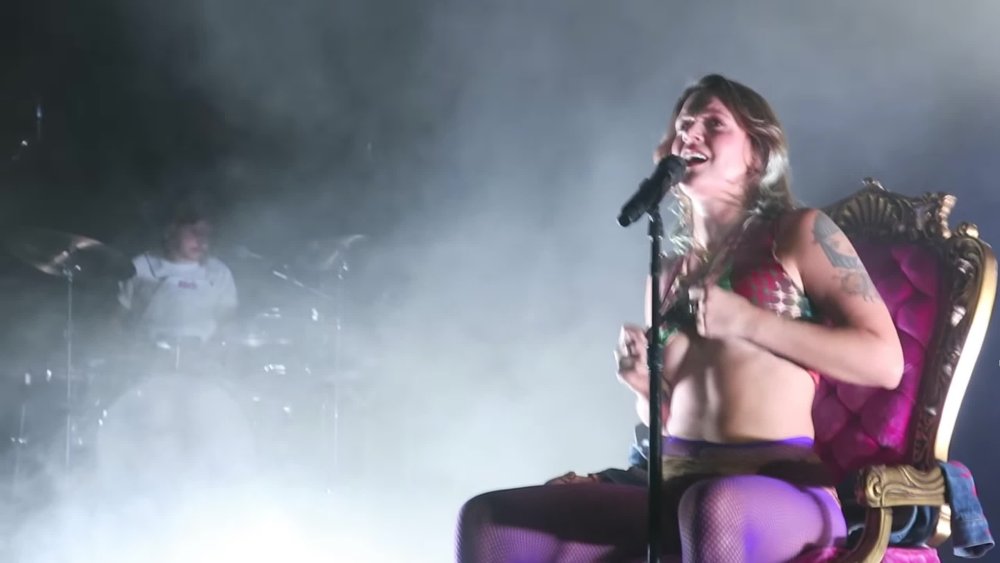 TOVE LO TOPLESS
