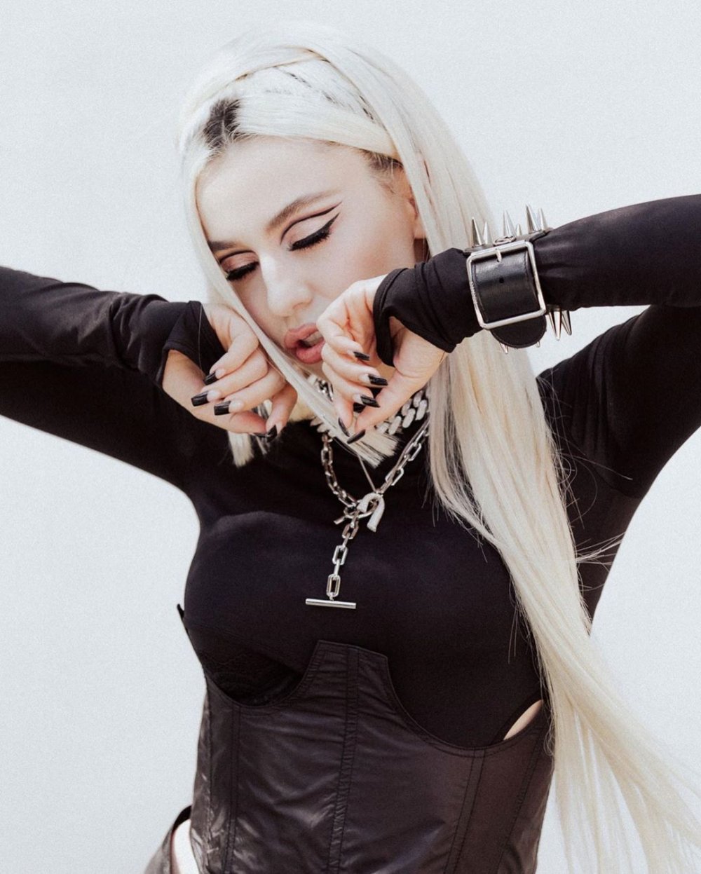 Ava Max Rasmi