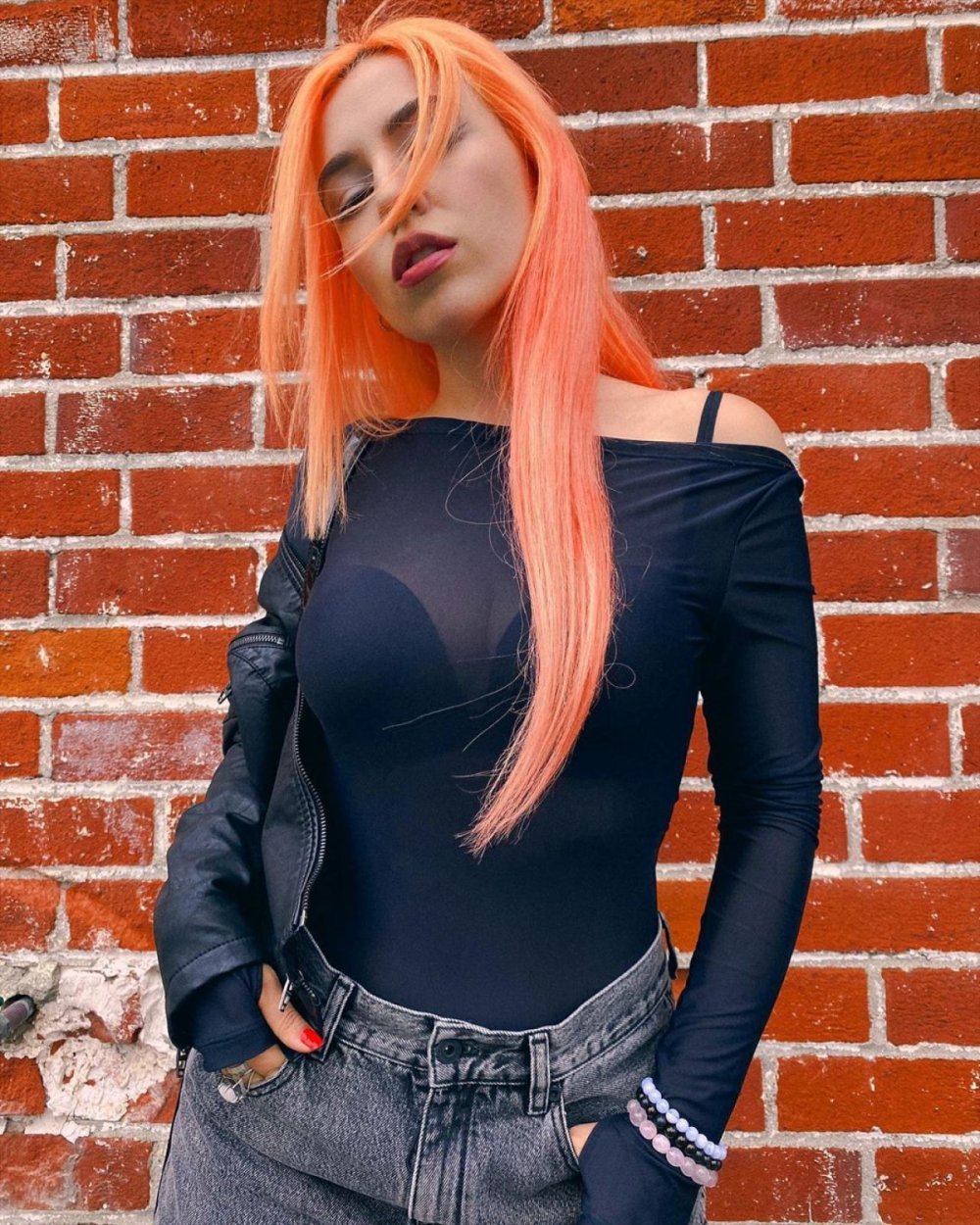 Ava Max is barefoot
