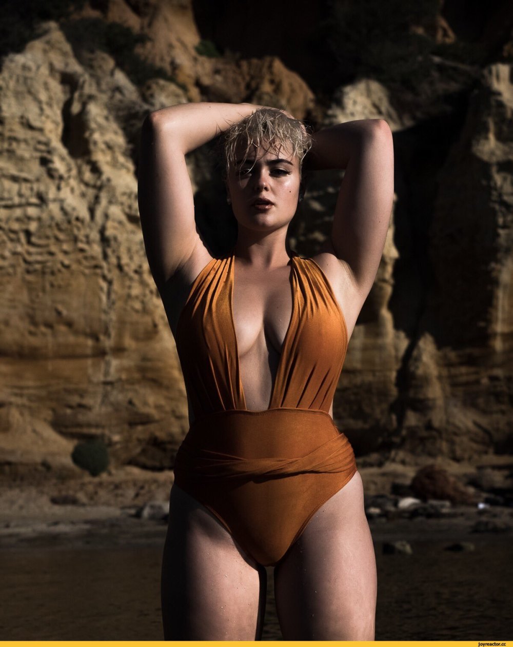 Stefania Behind
