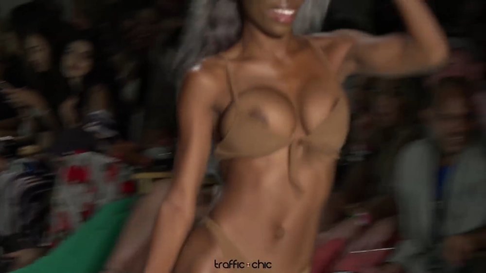 GIF shaking chest 60 FPS 1920x1080