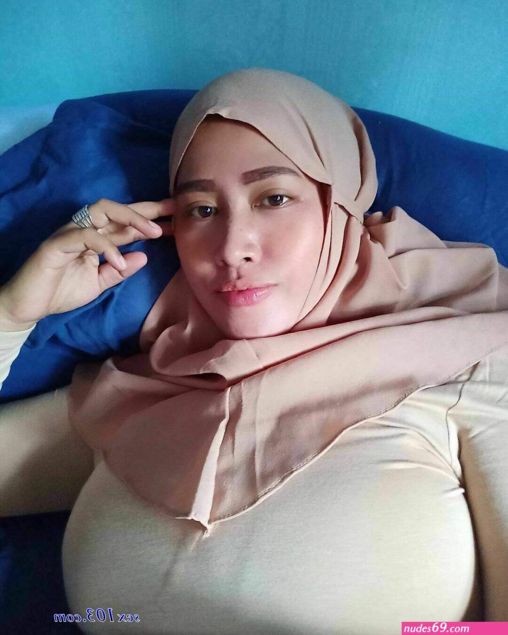 Girl in a hijab shows boobs