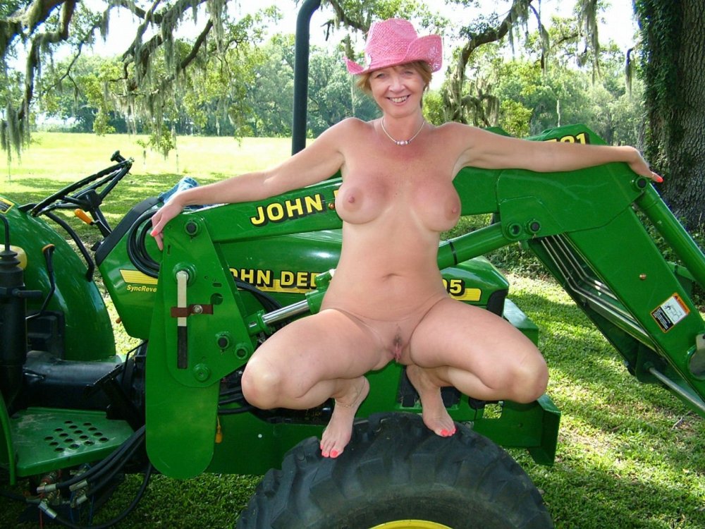 Mira a model naked lesbian