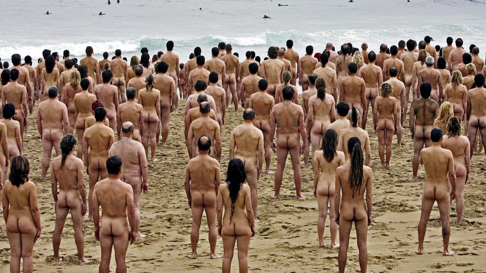 Girls sunbathe naked