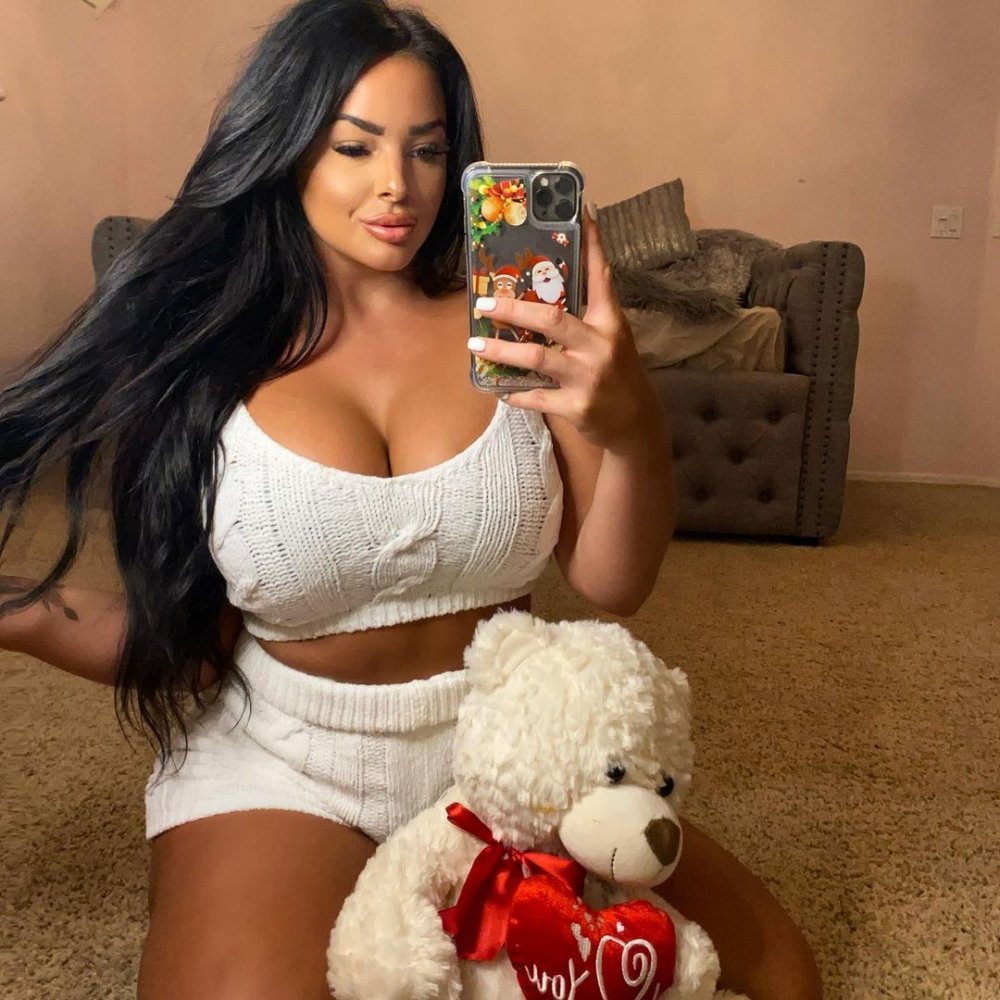 Sammy Draper without panties