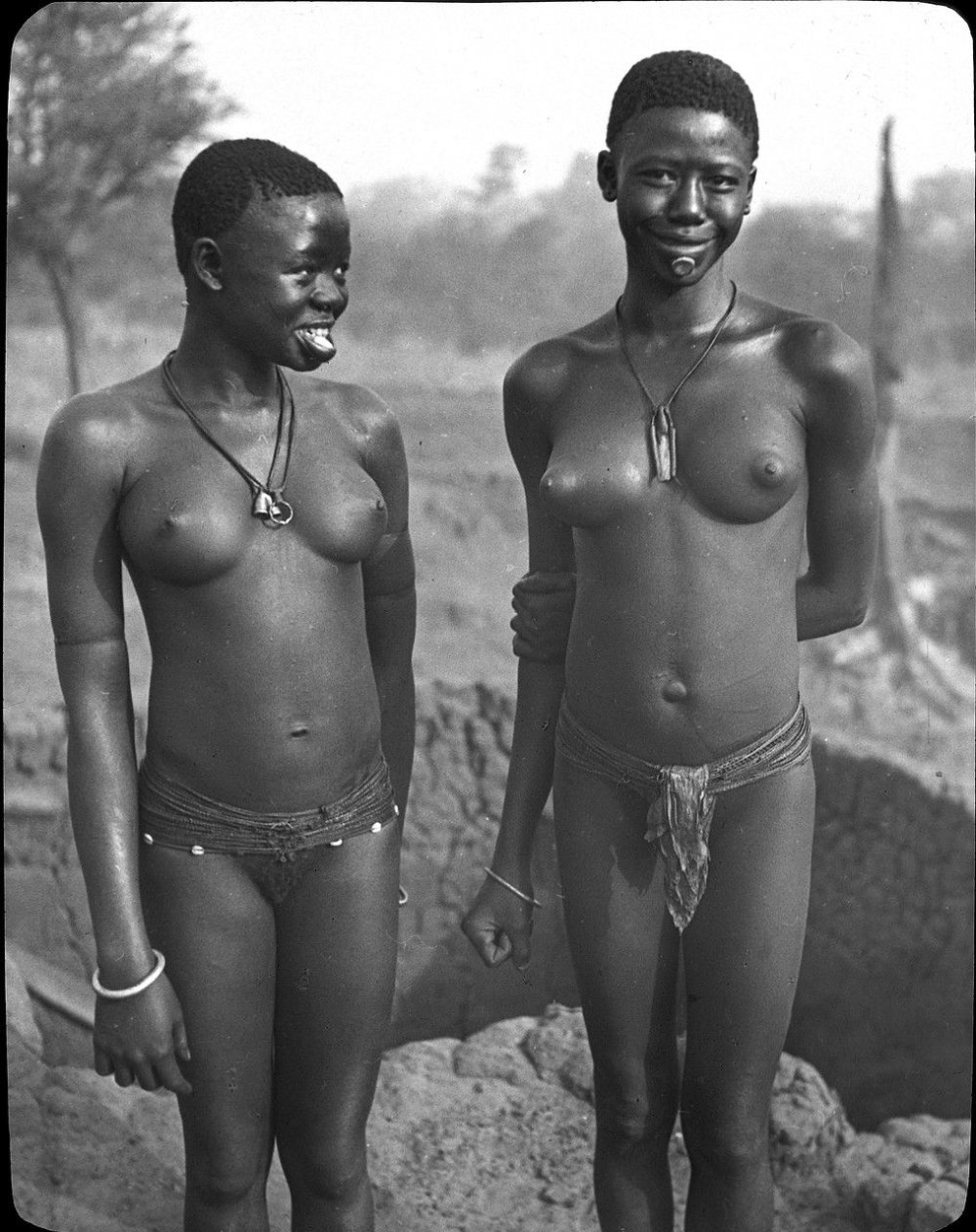 Young retro naked women