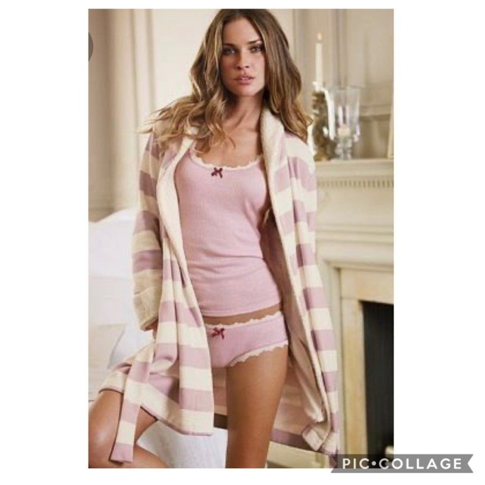 Victoria Sicret Piagam Pink