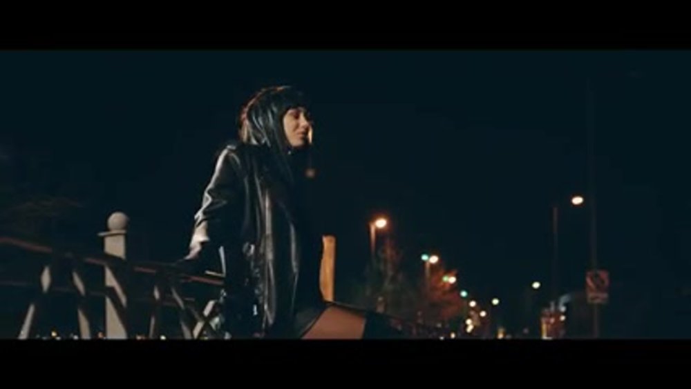 Lay from the clip