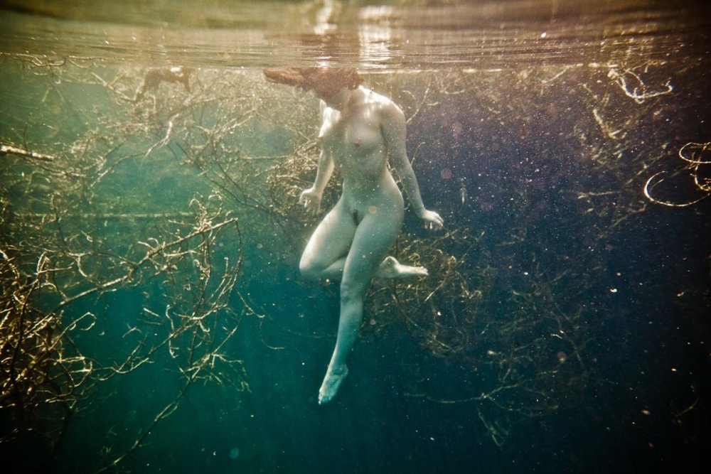 Nude Japanese Girl Teases Her Body Underwater