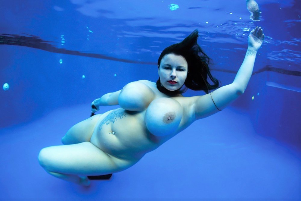 Naked women dive