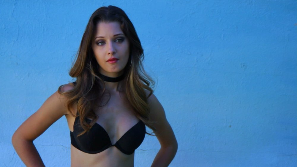 Victoria de Angelis style of clothing