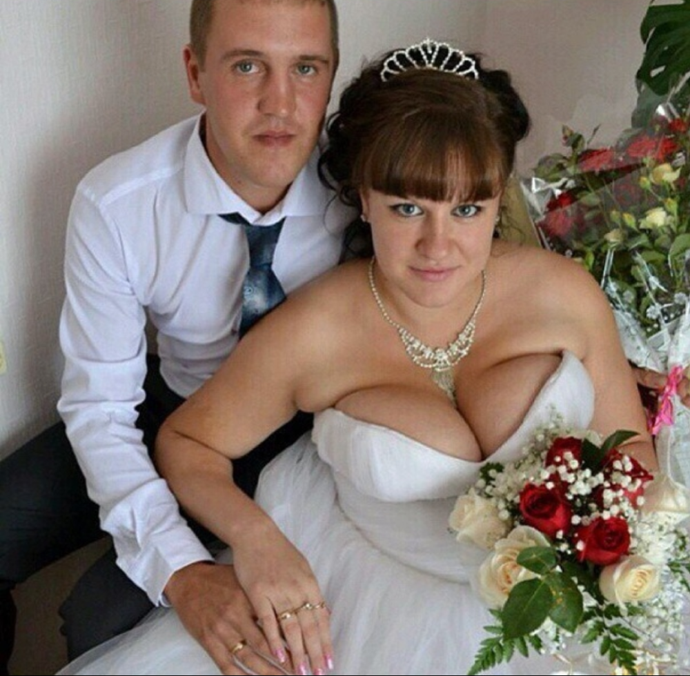 Wedding image of a blonde with a deep neckline
