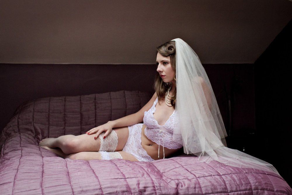Intimate photo shoot of the bride