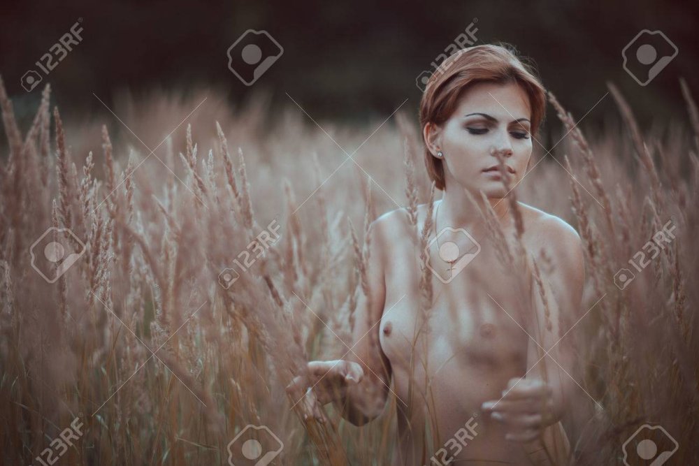 Spread her legs on the hayloft