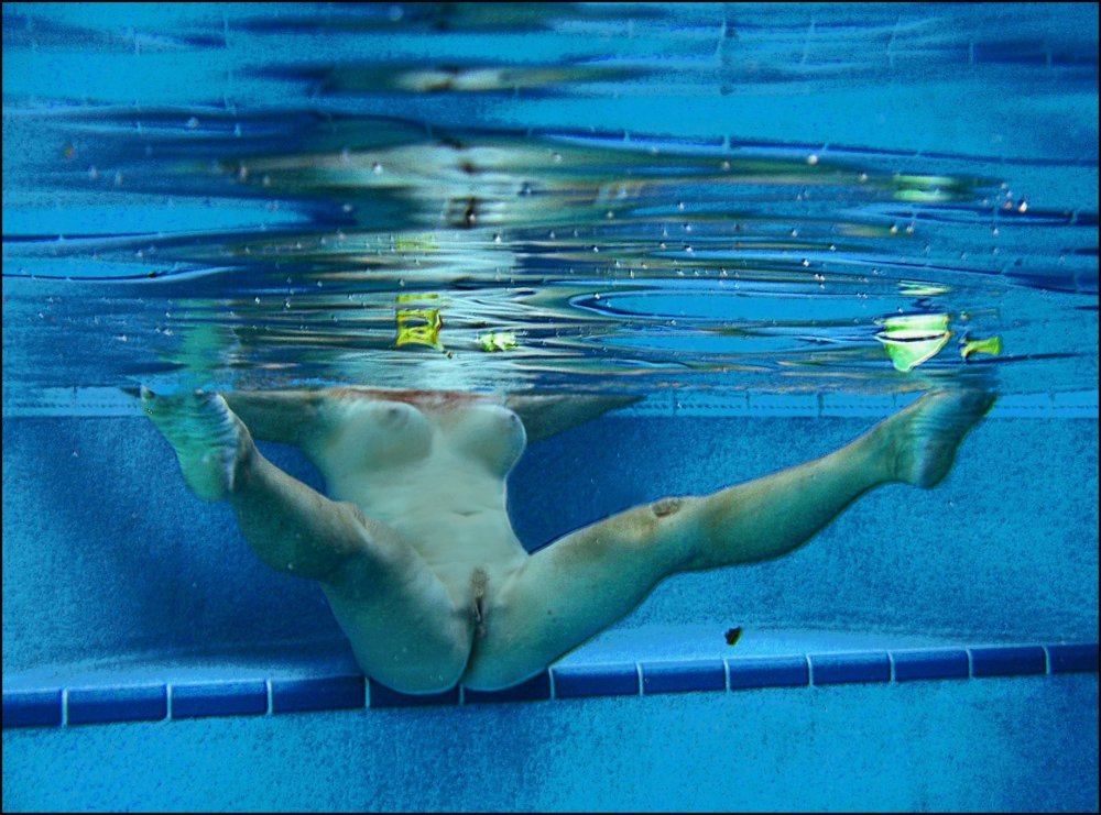 Girls without panties in the pool under water