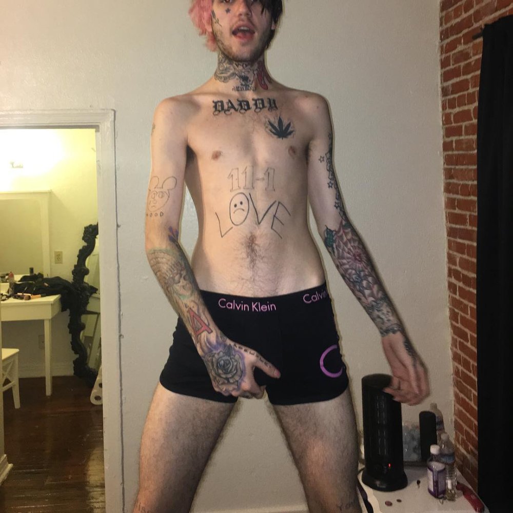 Lil Pip with a naked torso