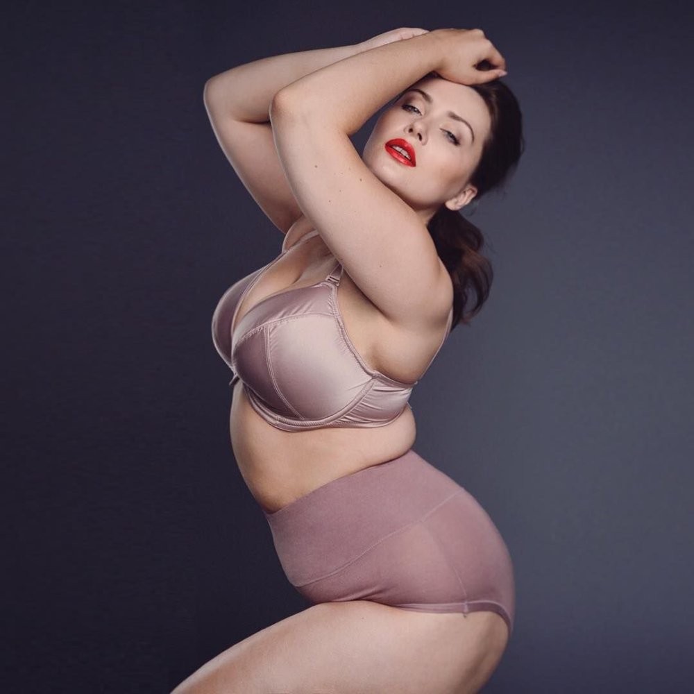 Ashley Graham in full height