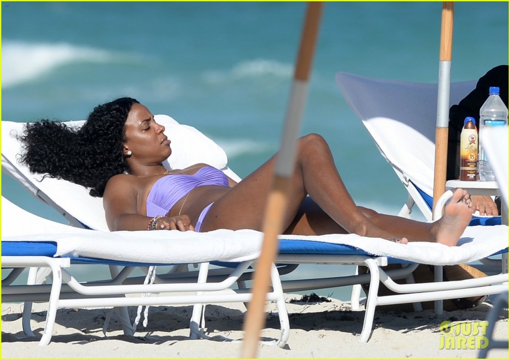 Pregnant Kelly Rowland photo shoot
