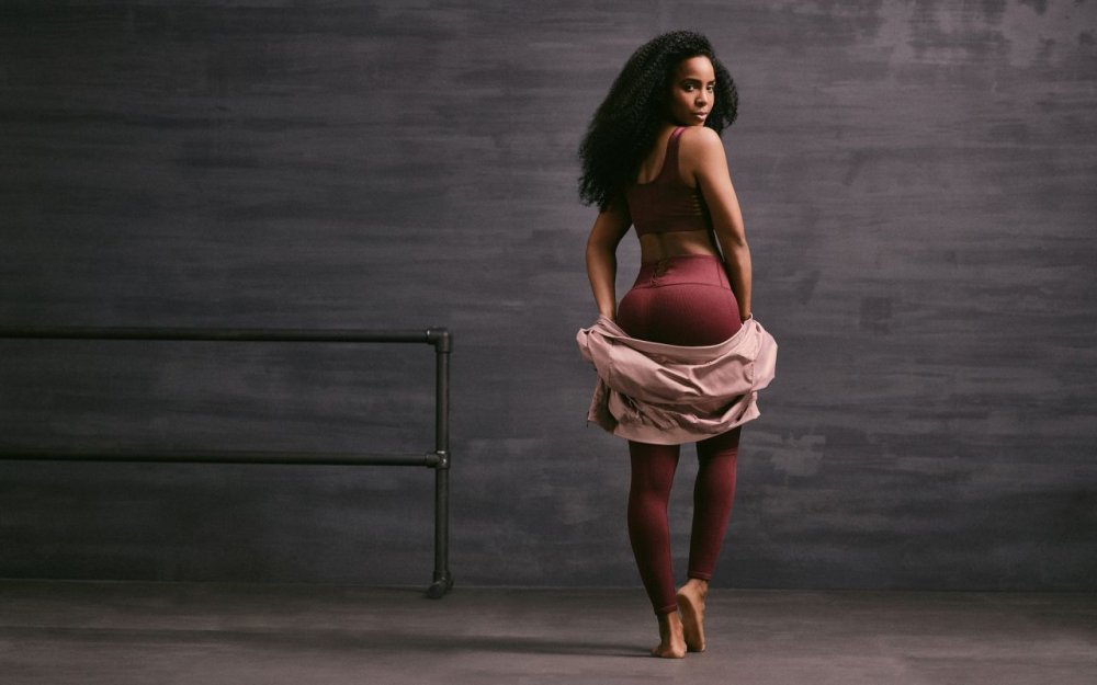 Singer Kelly Rowland in a skirt