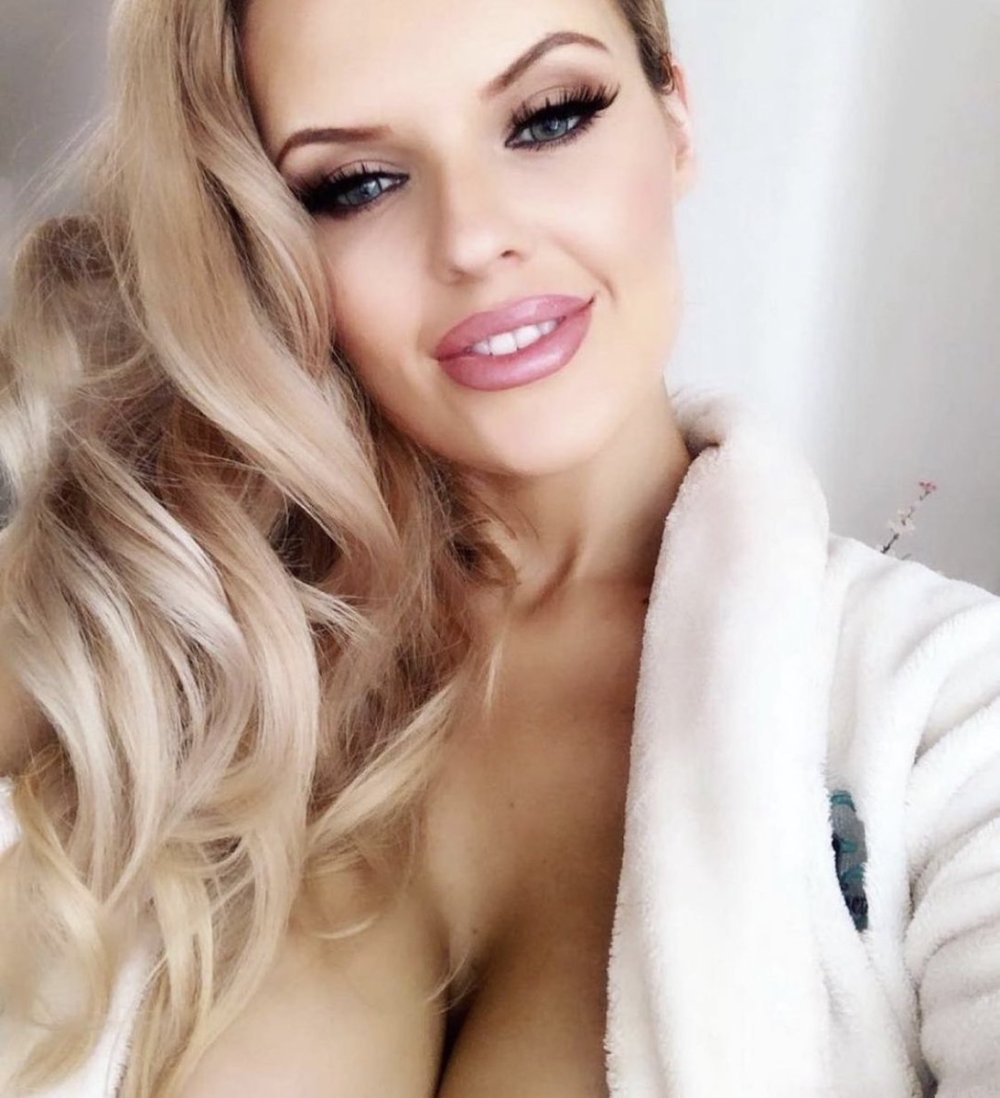 Christina Fox model