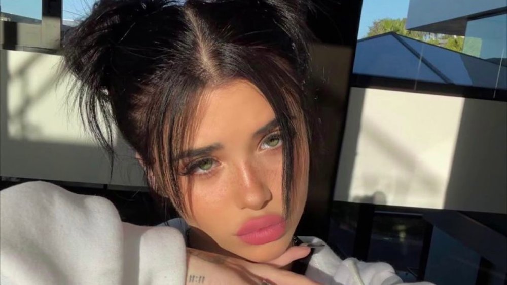 Nessa Barrett smokes
