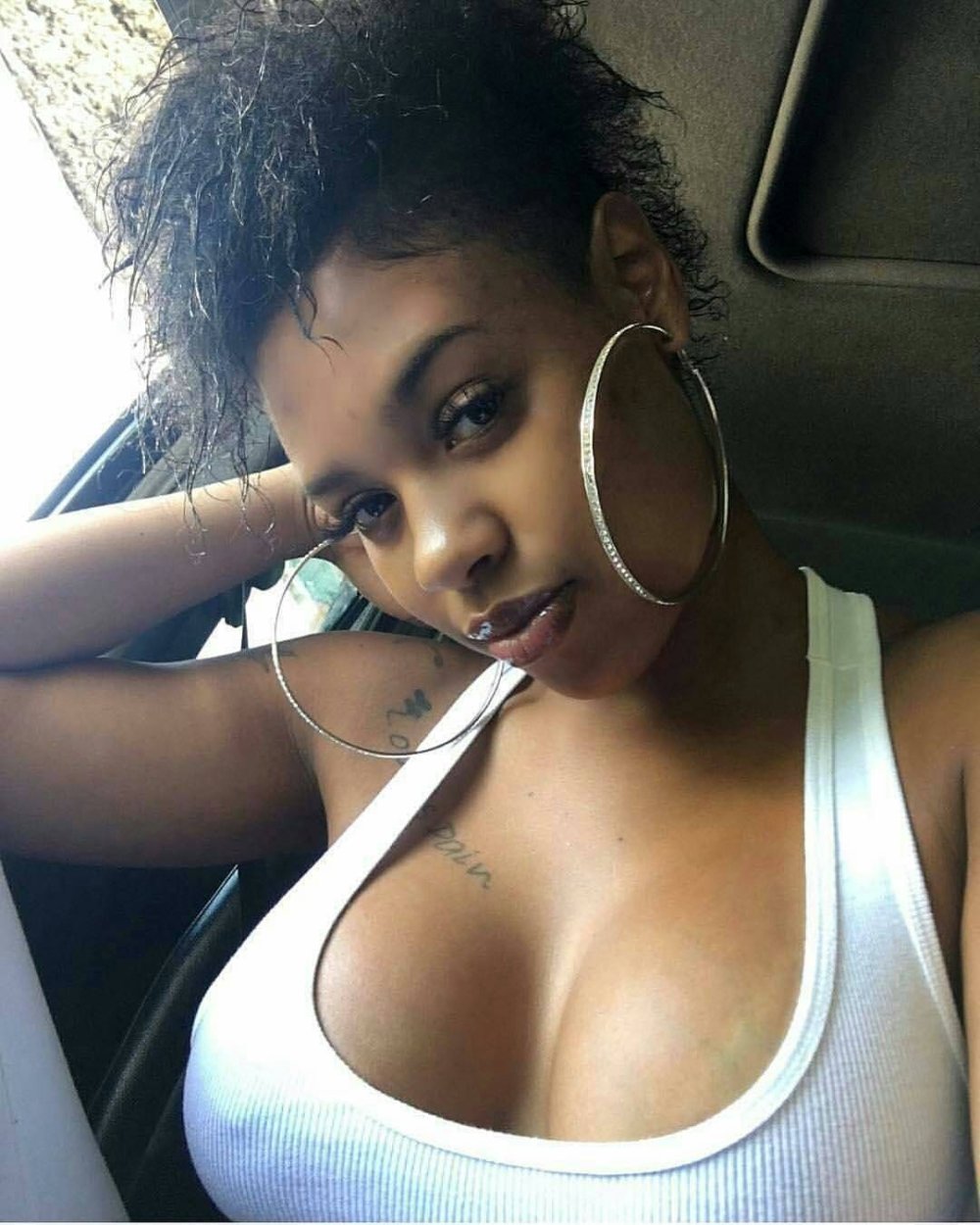Naked breasts of the girl Negro