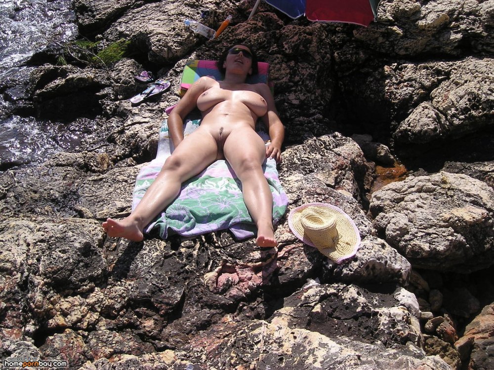 Vacationers without complexes on the beach